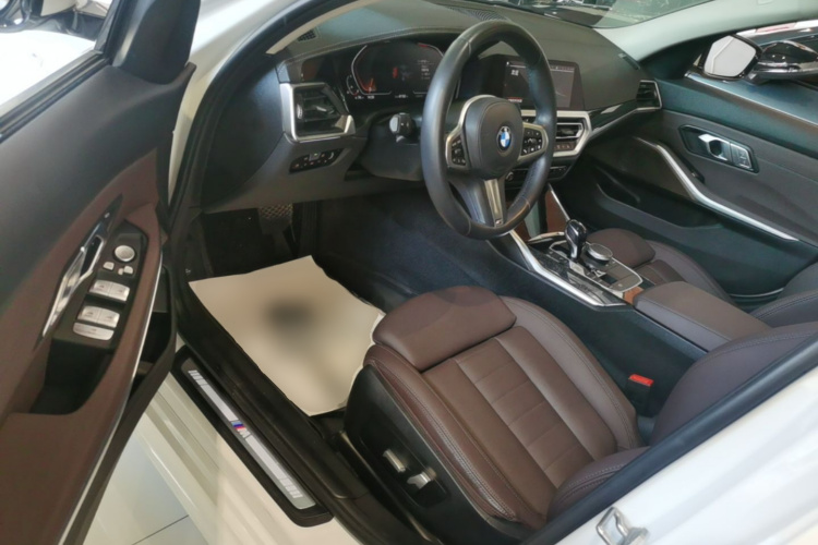 BMW 3 Series 2020 car image #16