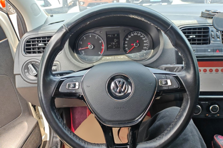 Volkswagen Polo 2019 car image #15