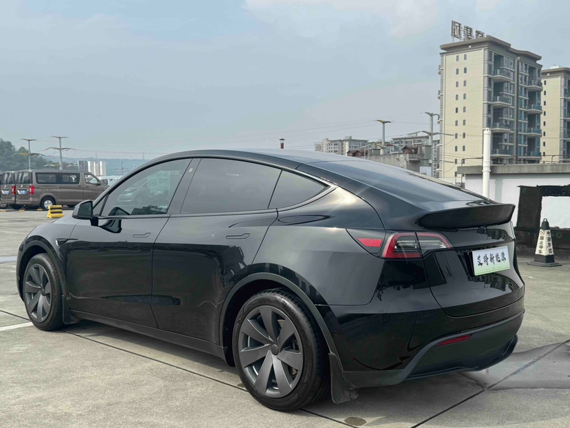 Tesla Model Y 2023 car image #4