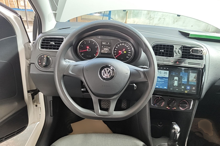 Volkswagen Polo 2016 car image #11
