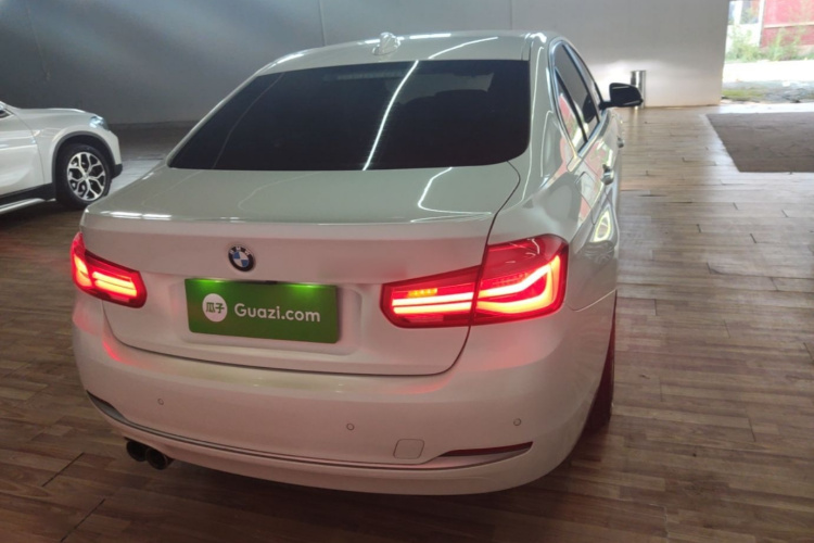 BMW 3 Series 2018 immagine di auto #6
