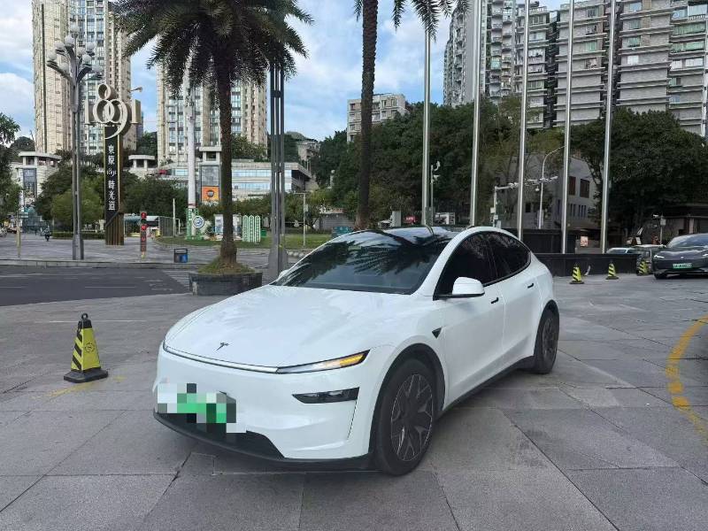 Tesla Model Y L 2026 car image 