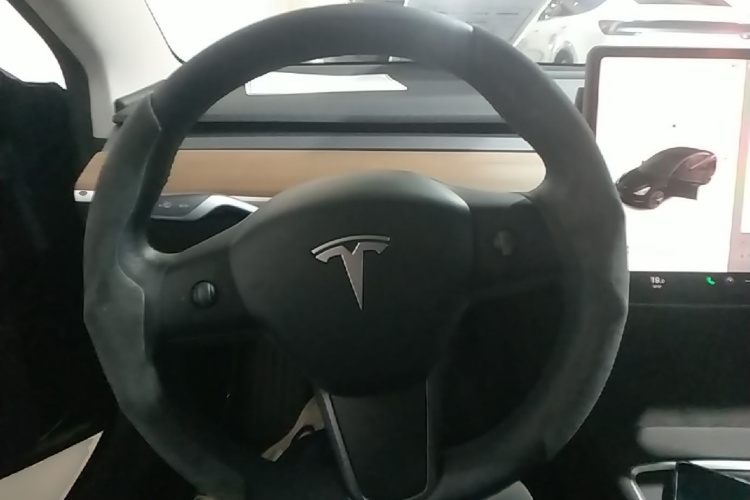 Tesla Model 3 2023 car image #11