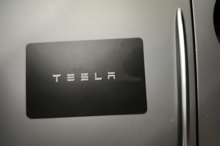 Tesla Model Y 2023 car image #9