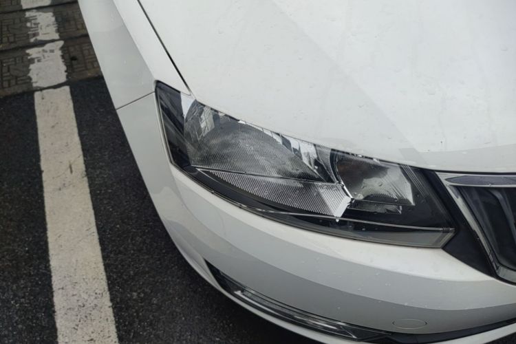 Skoda Rapid 2015 car image #8