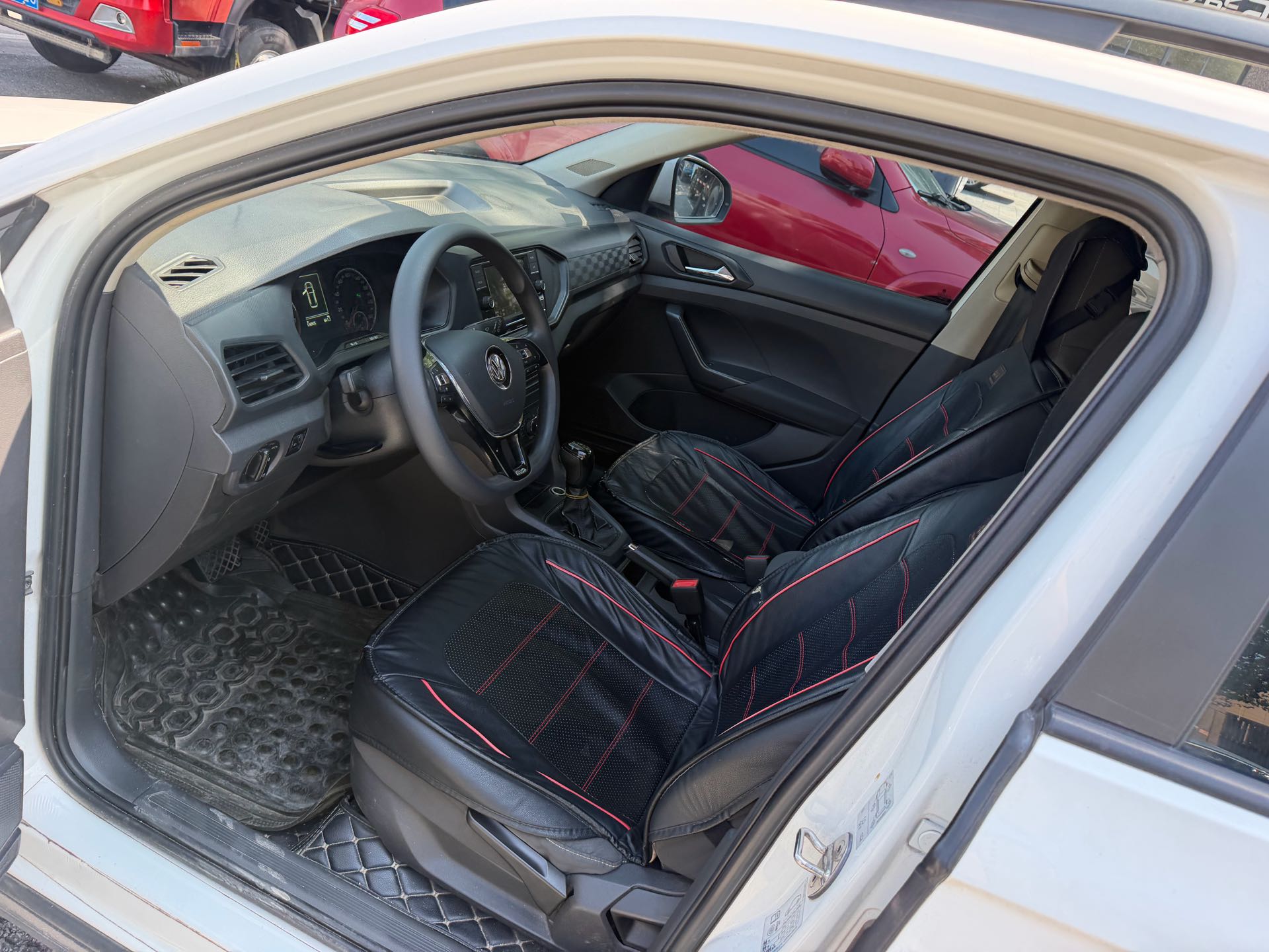 Volkswagen T-Cross 2019 immagine di auto #3