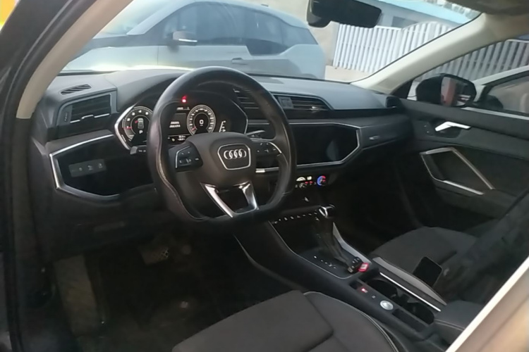 Audi Q3 2022 car image #10