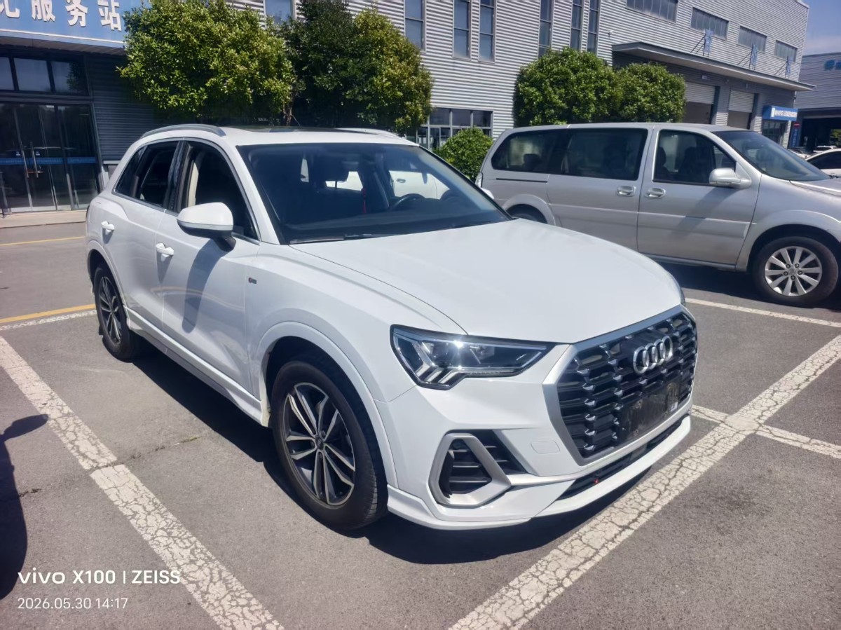 Audi Q3 2022 car image #3