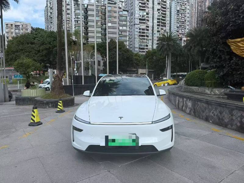 Tesla Model Y L 2026 car image #2