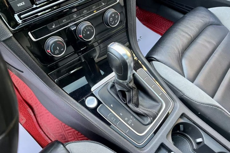 Volkswagen Golf 2019 car image #19