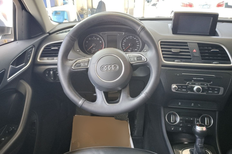 Audi Q3 2017 car image #11
