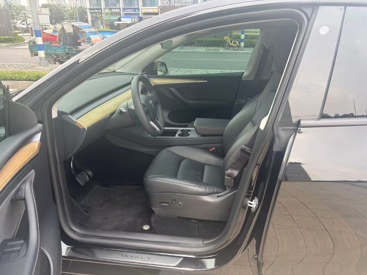 Tesla Model Y 2023 car image #4