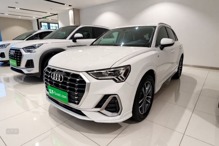 Audi Q3 2022 car image #2