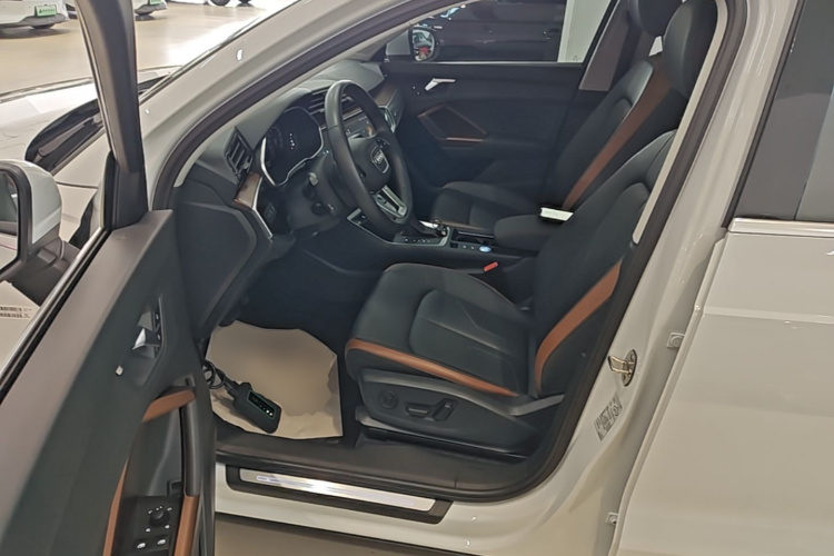 Audi Q3 2023 car image #19