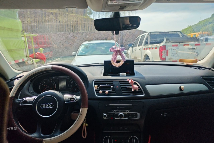 Audi Q3 2018 car image #11