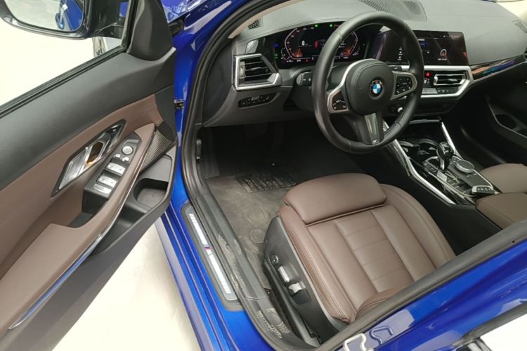 BMW 3 Series 2020 car image #16