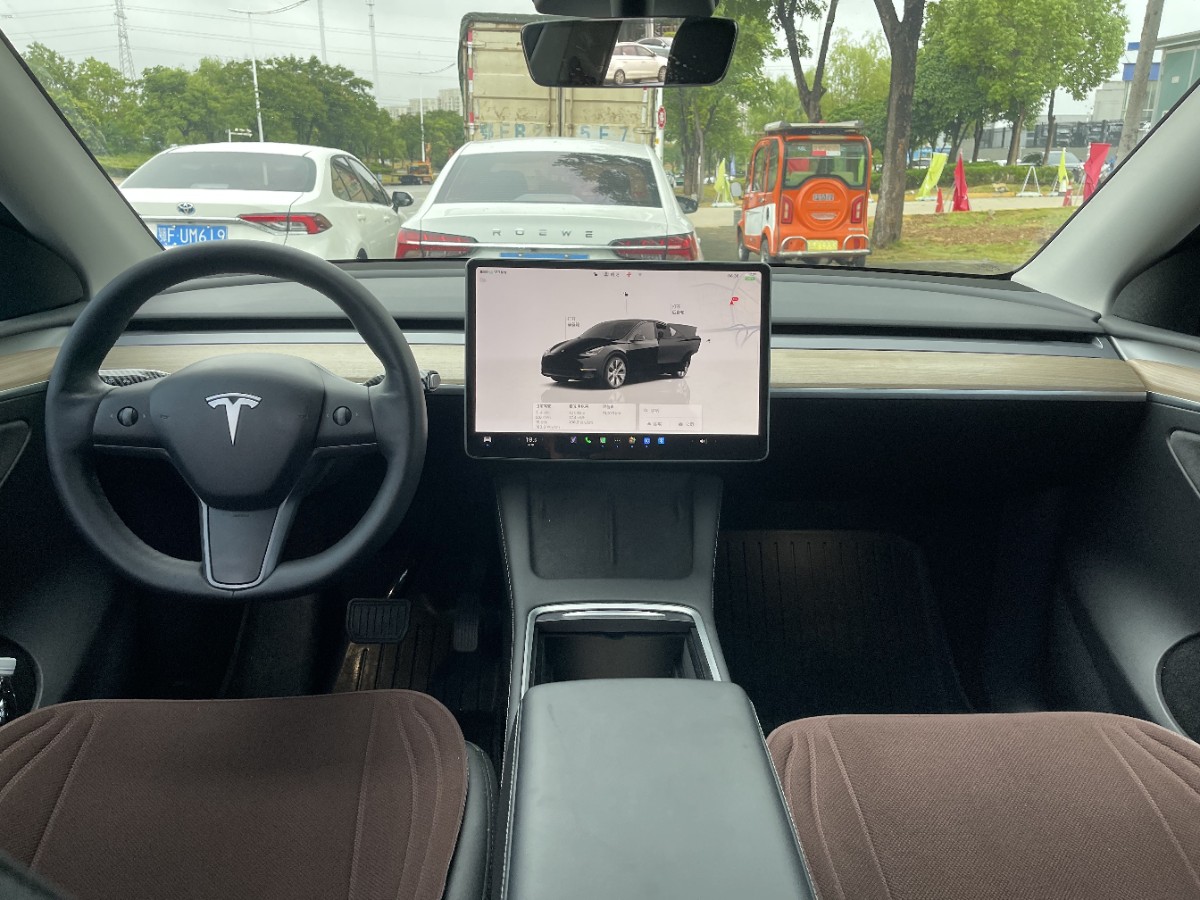 Tesla Model Y 2023 car image #3