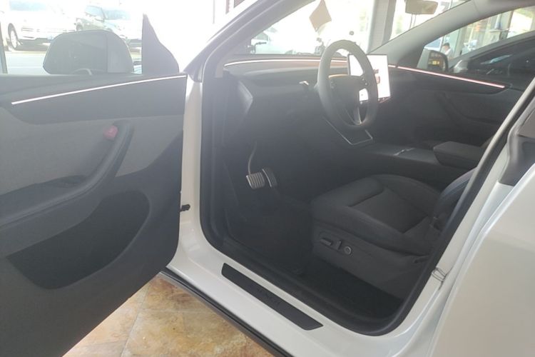 Tesla Model Y 2025 car image #16