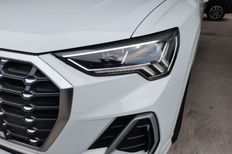 Audi Q3 2021 car image #21