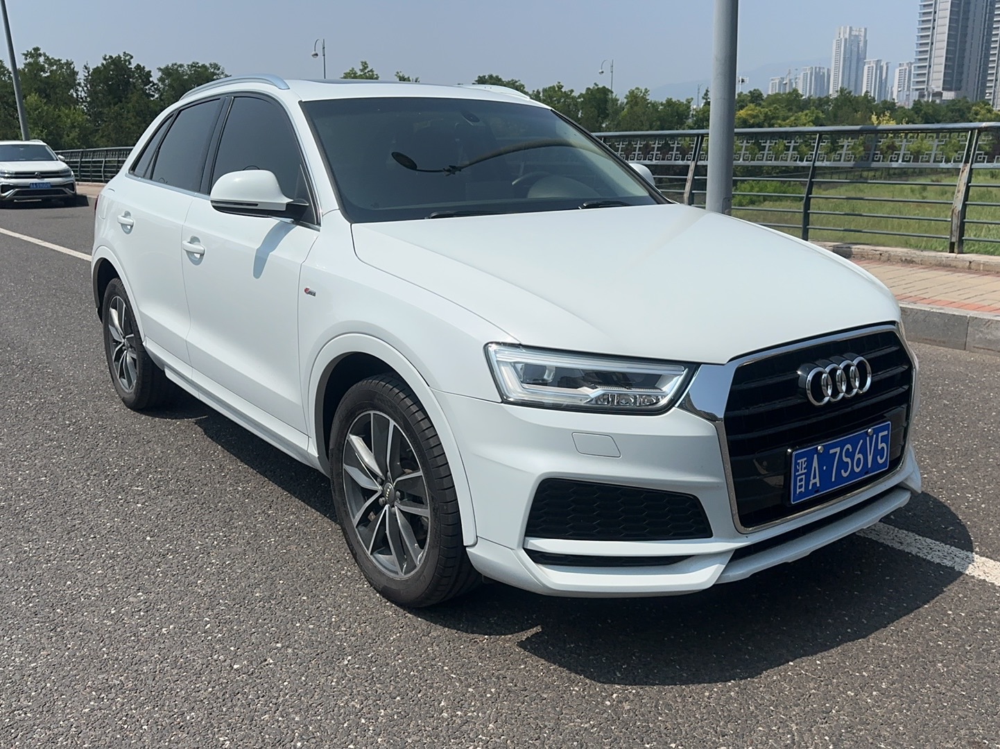 Audi Q3 2018 car image #7