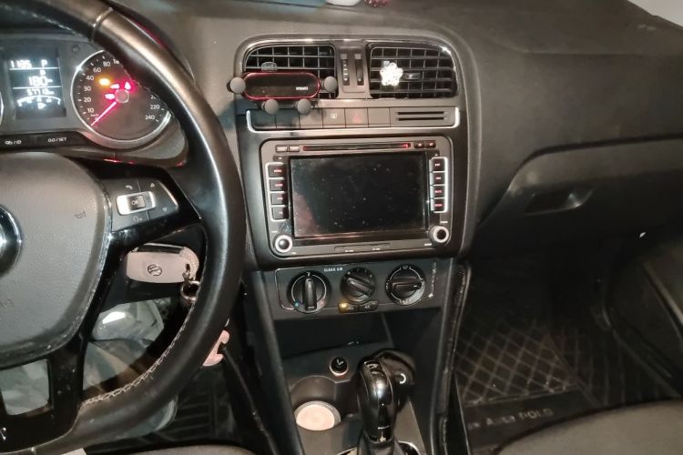 Volkswagen Polo 2017 car image #13