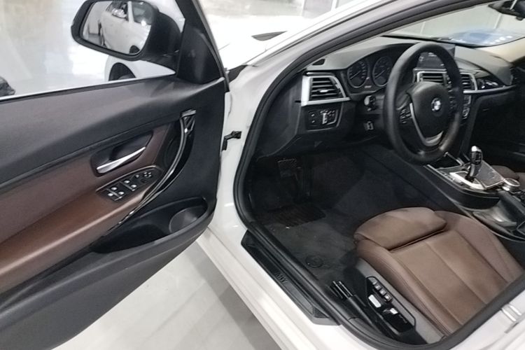BMW 3 Series 2018 car image #16