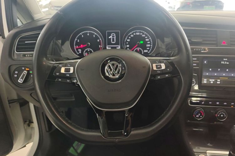 Volkswagen Golf 2017 car image #11