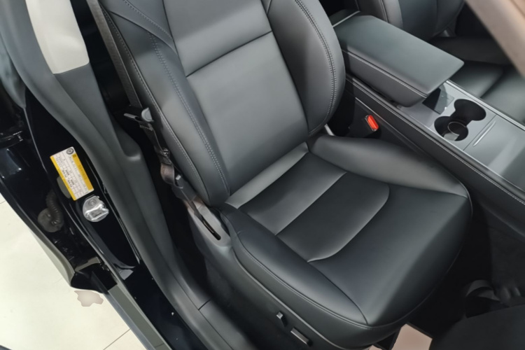 Tesla Model Y 2023 car image #24