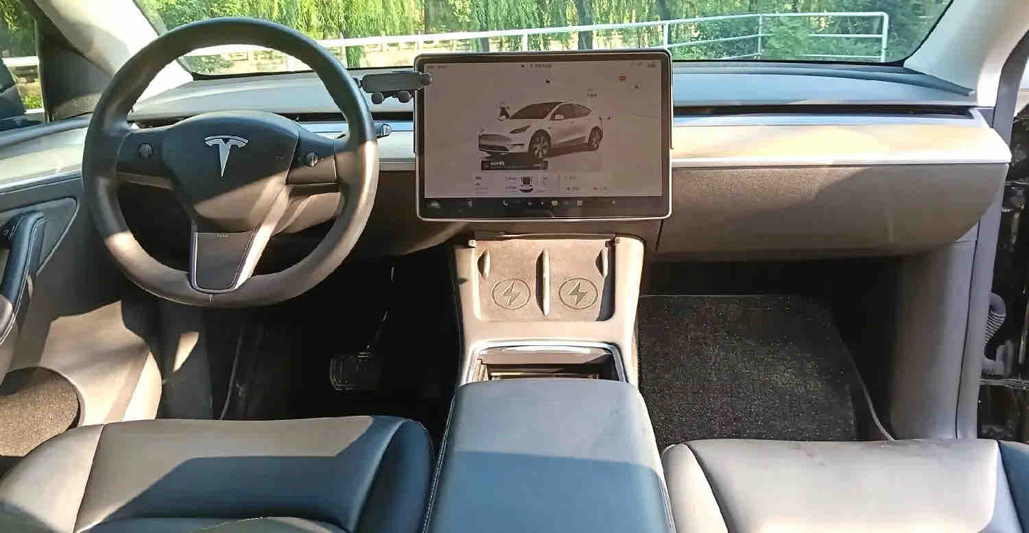 Tesla Model Y 2023 #4 Tesla Model Y 2023 car image #4