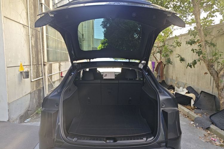 Tesla Model Y 2025 car image #19