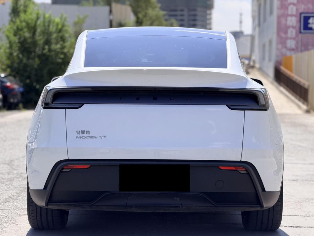 Tesla Model Y 2025 #5 Tesla Model Y 2025 car image #5