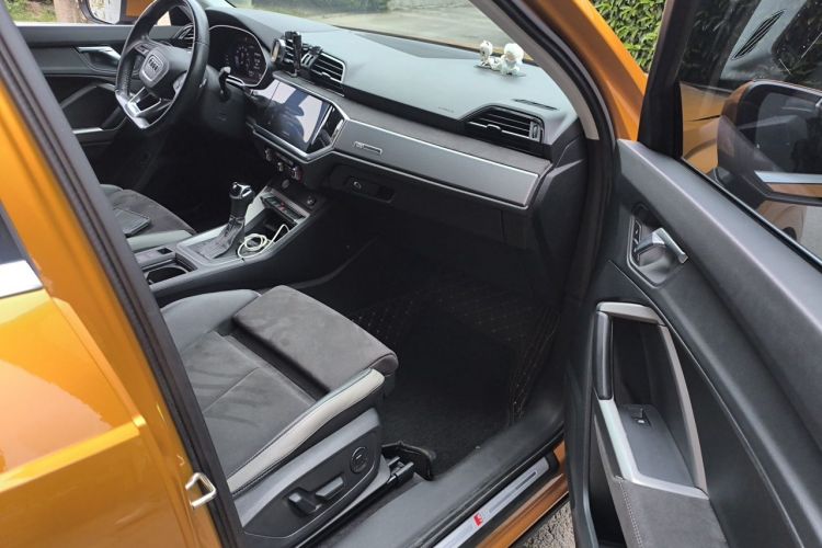 Audi Q3 2020 car image #23