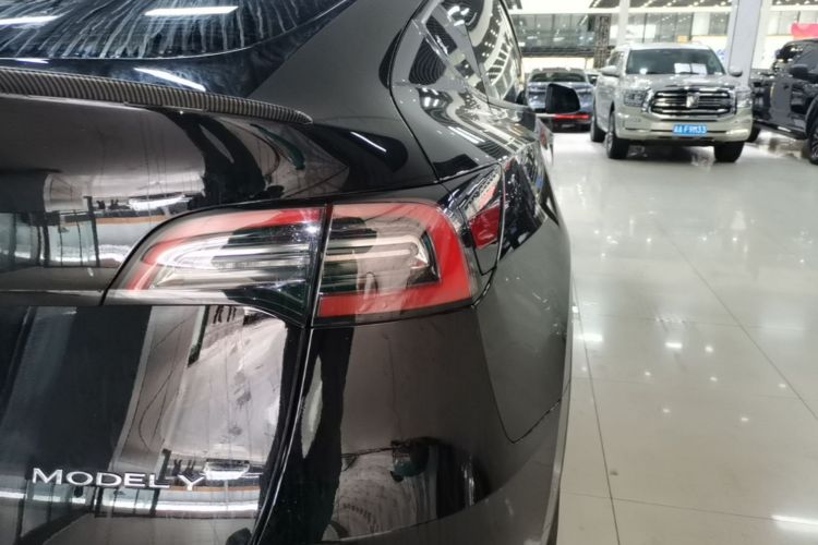 Tesla Model Y 2023 car image #8