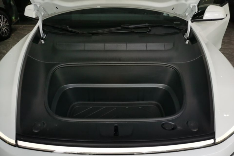 Tesla Model Y 2025 #20 Tesla Model Y 2025 car image #20