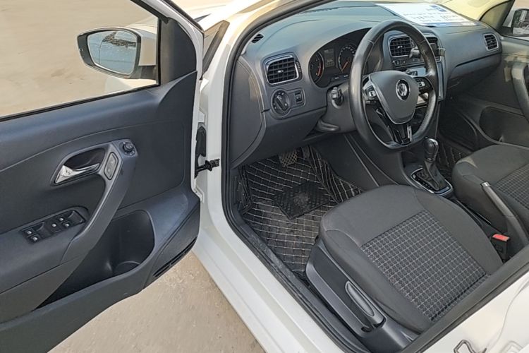 Volkswagen Polo 2018 car image #16