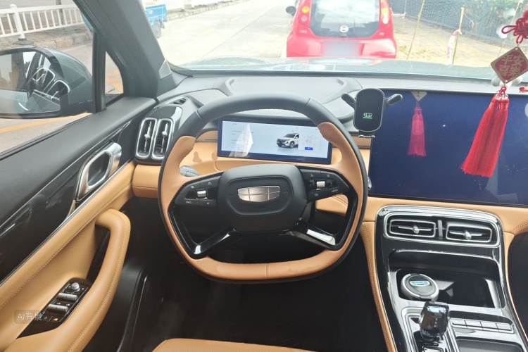 GEELY Boyue L 2025 car image #12