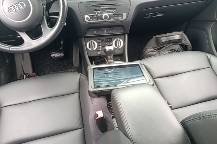 Audi Q3 2016 car image #18