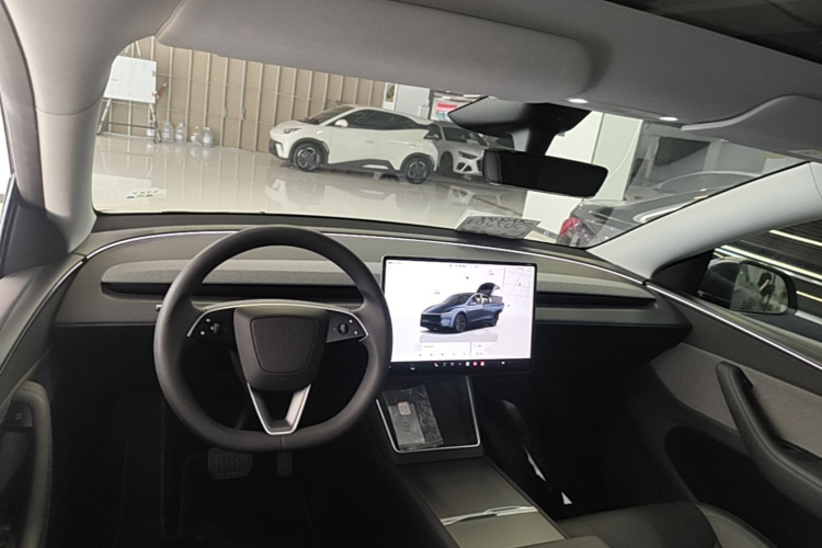 Tesla Model Y 2025 #11 Tesla Model Y 2025 car image #11