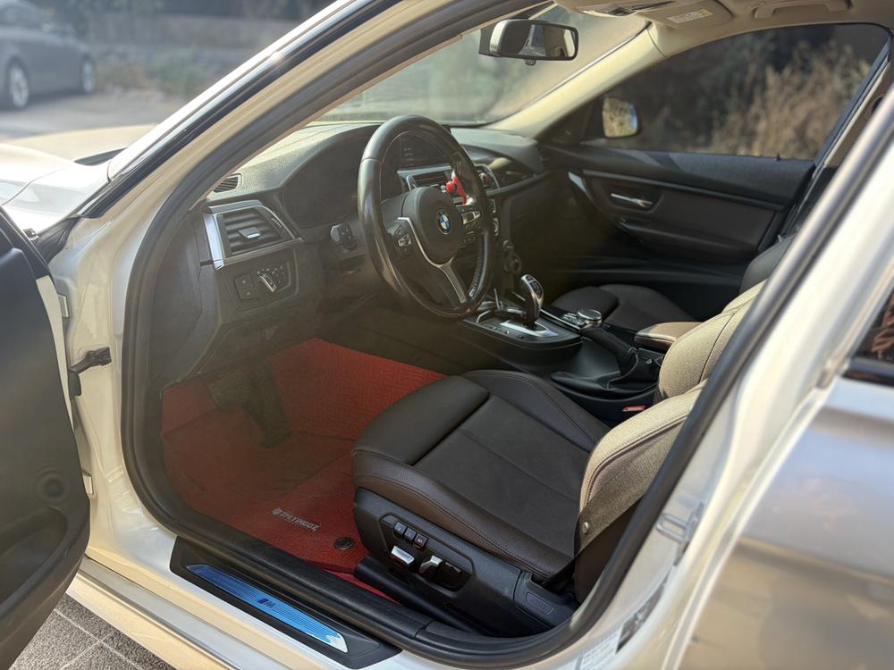 BMW 3 Series 2018 car image #11