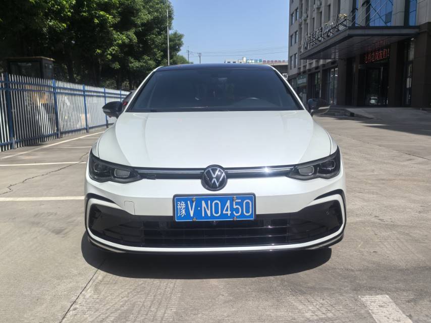 Volkswagen Golf 2023 car image #2