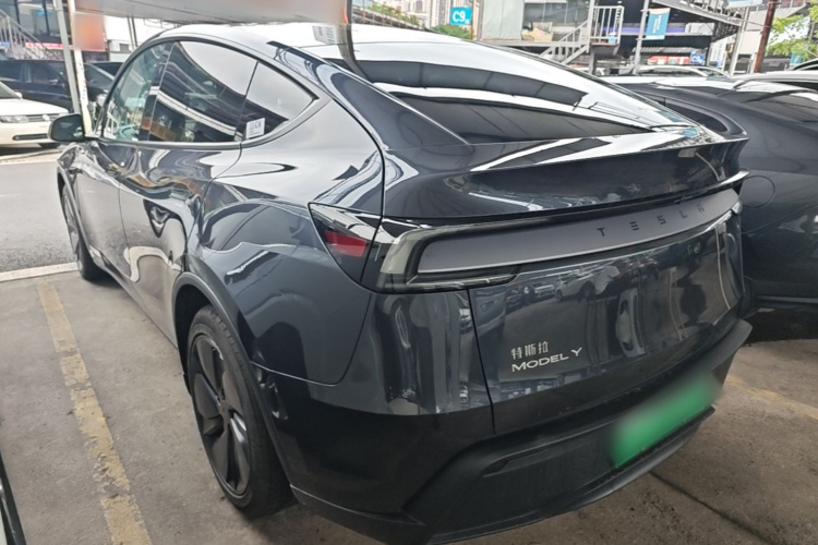 Tesla Model Y 2025 #5 Tesla Model Y 2025 car image #5