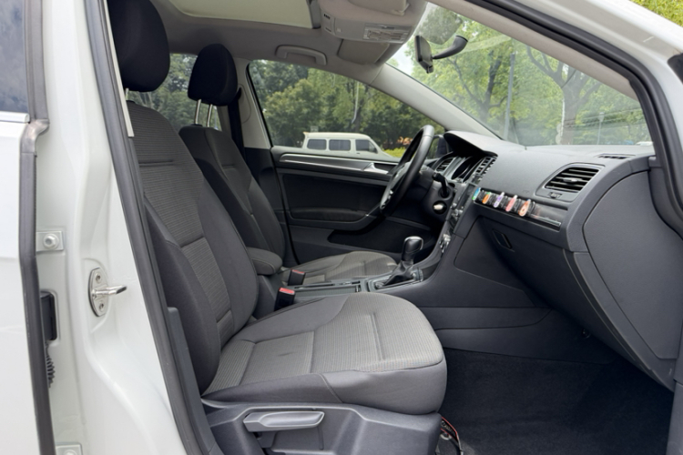 Volkswagen Golf 2017 car image #26