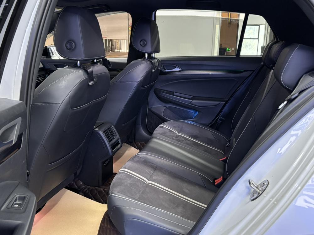 Volkswagen Golf 2023 car image #12