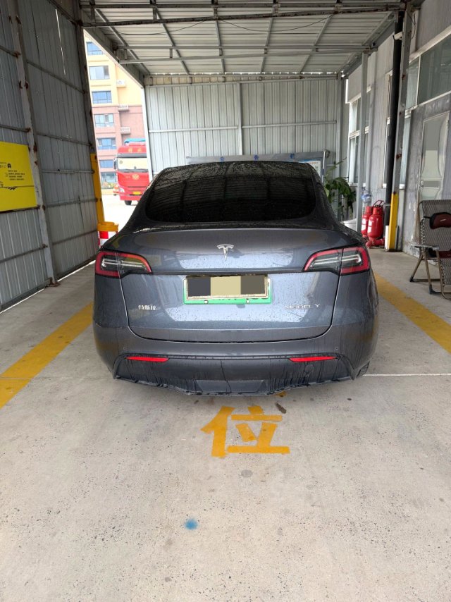 Tesla Model Y 2021 car image #2