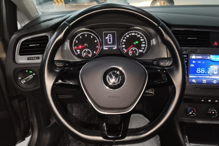 Volkswagen Golf 2016 car image #11