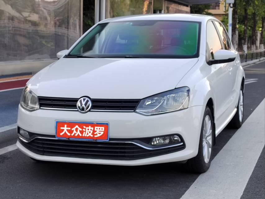 Volkswagen Polo 2015 car image 