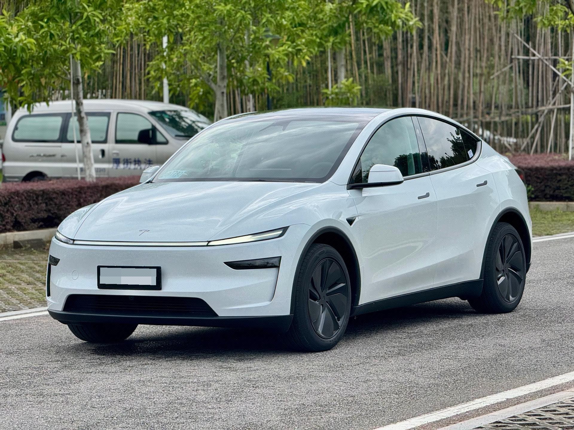 Tesla Model Y 2025 car image 