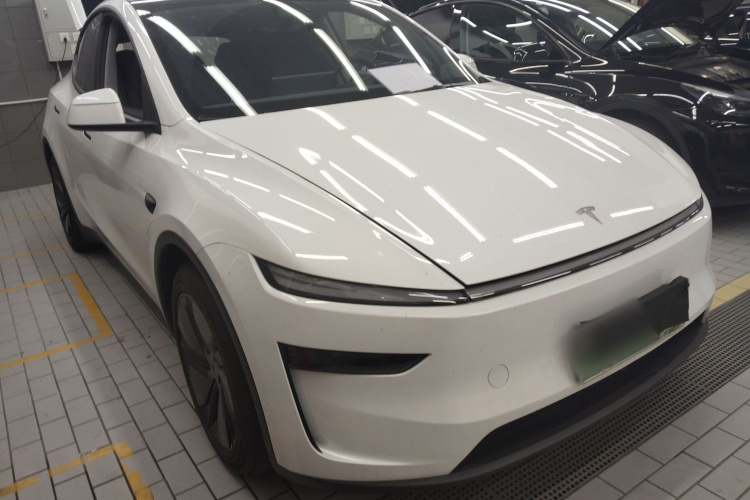 Tesla Model Y 2025 #4 Tesla Model Y 2025 car image #4