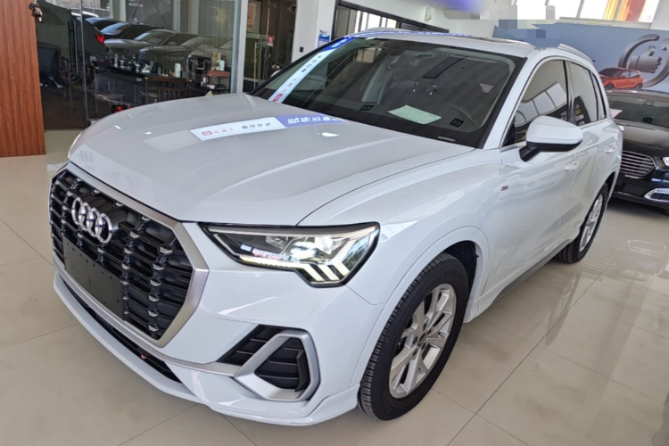 Audi Q3 2019 car image #2
