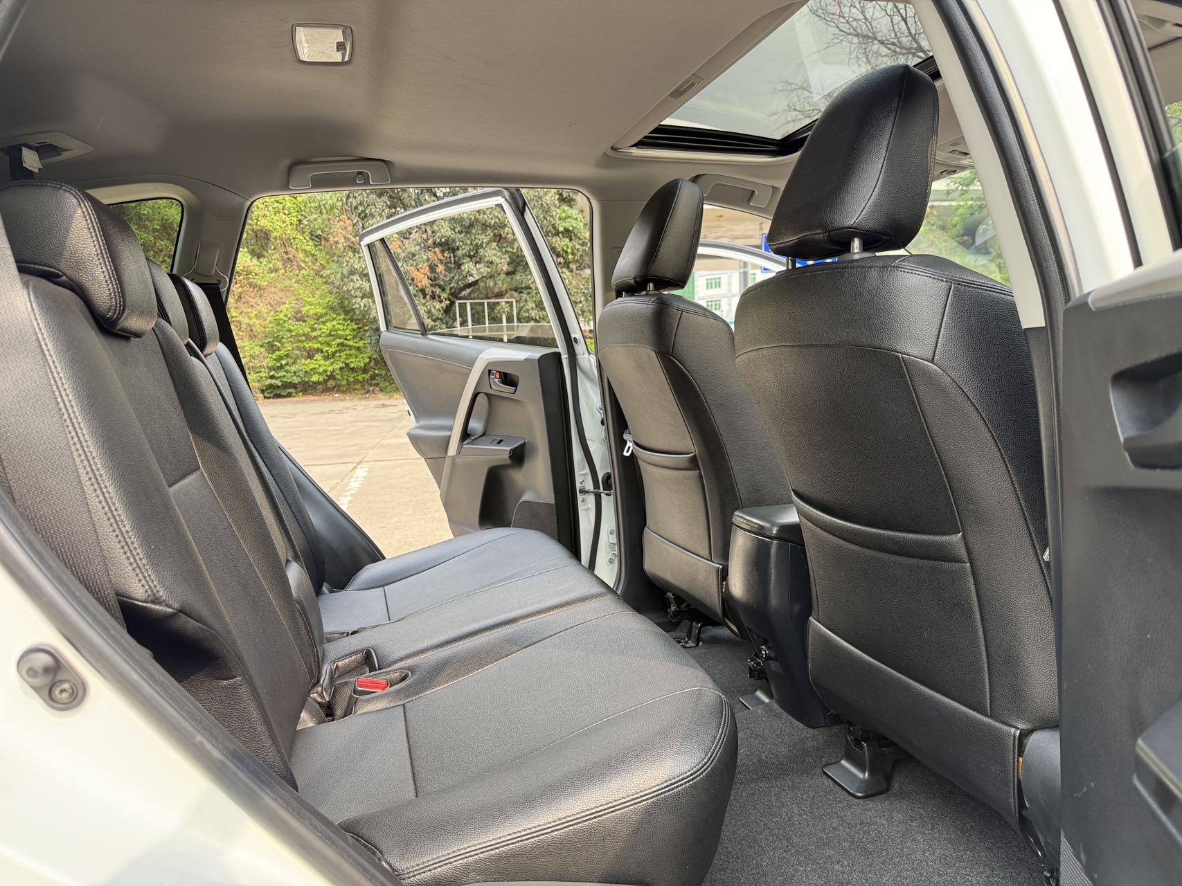 Toyota RAV4 2019 immagine di auto #6